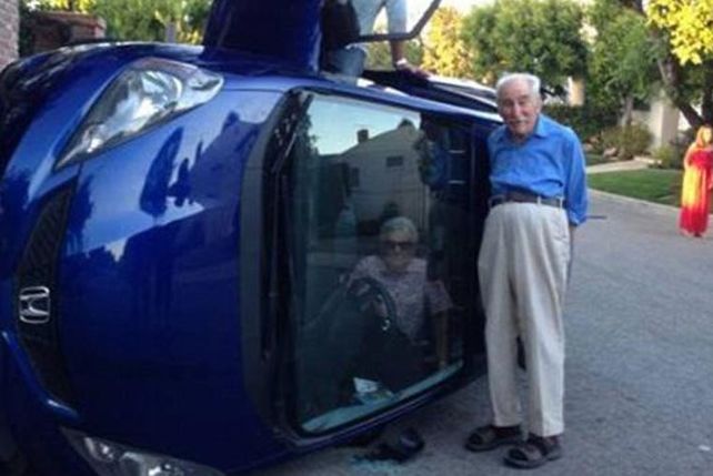 Volcó y se sacó una foto junto al auto con su esposa atrapada