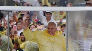 El Papa dio una misa a sobrevivientes de un tifón, en medio de una gran tormenta
