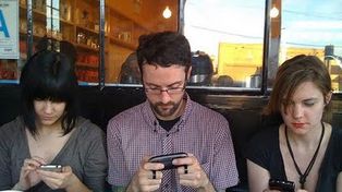 Alertan que al abusar del celular, los jóvenes son como zombies tecnológicos