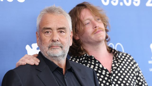 El director Luc Besson y Landry Jones.