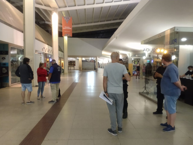 Efectivos policiales y fiscal Ponce Asahad durante el operativo en la Terminal.