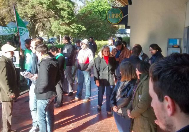 Realizaron un paro de actividades en el Ministerio de Educación