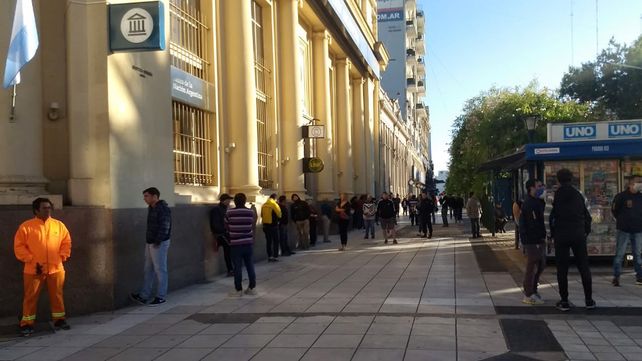 Hay largas colas en los bancos para cobrar jubilaciones y AUH