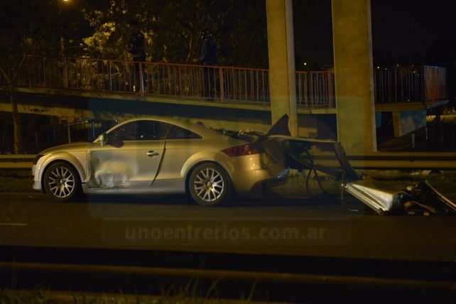 Chocó con su auto de alta gama y le arrancó el techo