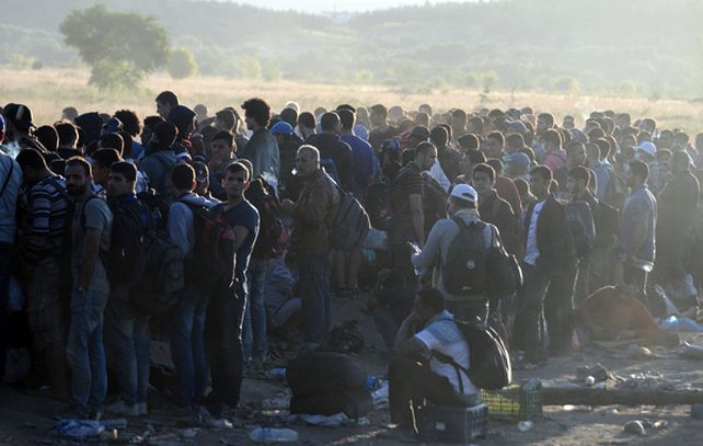Inmigrantes sirios cruzan desde Grecia a Macedonia.