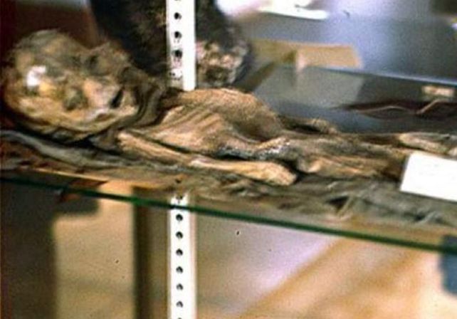 Filtran fotos inéditas del supuesto extraterrestre capturado al estrellar su nave en Roswell