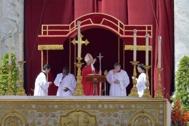 Los momentos más emotivos de la primera misa de Pentecostés de Francisco
