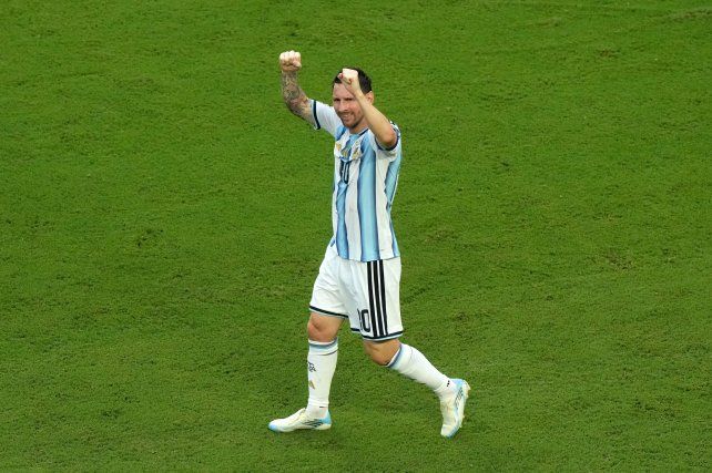 Puños en alto de Lionel Messi tras el gol con el que Argentina se puso en ventaja ante Cabo Verde.