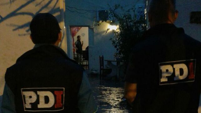 Operativo. Personal de la Policía de Investigaciones (PDI) allanó este viernes una vivienda de barrio Centenario.