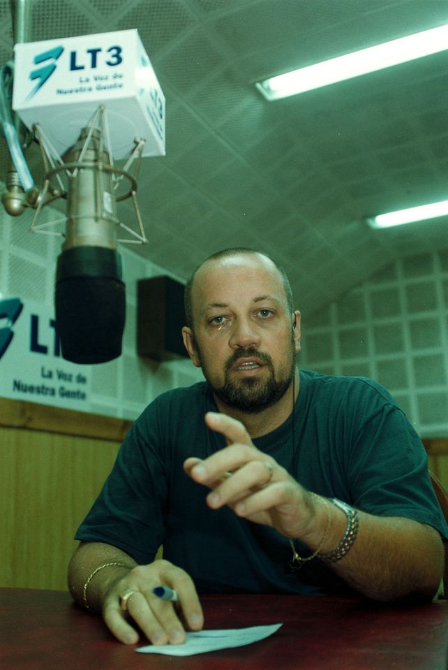 Walter Hugo junto al micrófono de la vieja radio LT3.