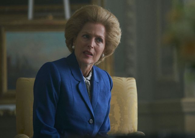 Gillian Anderson interpreta a Margaret Thatcher en la serie The Crown.