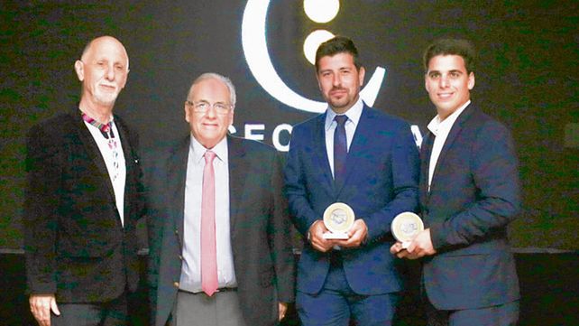 premios. Bernardino García (segundo a la izq.) con los galardonados.