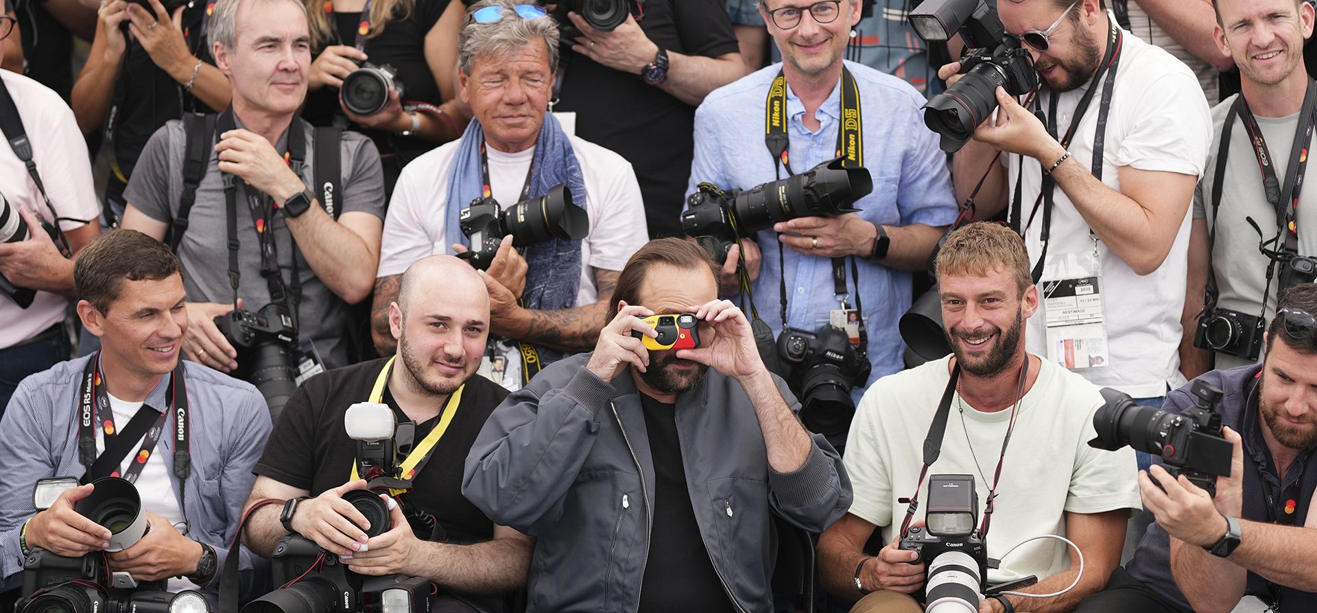 Vincent Macaigne, en el centro, se sienta con los fotógrafos durante la sesión fotográfica de la película «Arco» en el 78.º Festival Internacional de Cine de Cannes, en el sur de Francia, el viernes 16 de mayo de 2025. (Foto de Scott A. Garfitt/Invision/AP) Vincent Macaigne, en el centro, se sienta con los fotógrafos durante la sesión fotográfica de la película «Arco» en el 78.º Festival Internacional de Cine de Cannes, en el sur de Francia, el viernes 16 de mayo de 2025. (Foto de Scott A. Garfitt/Invision/AP)