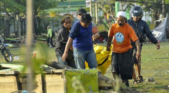 Ya son 832 los muertos por el tsunami en Indonesia