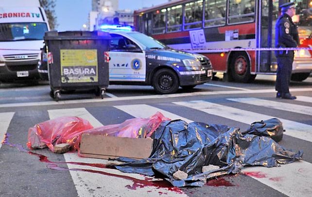 Amanecer. El cadáver del comerciante chino asesinado ayer.