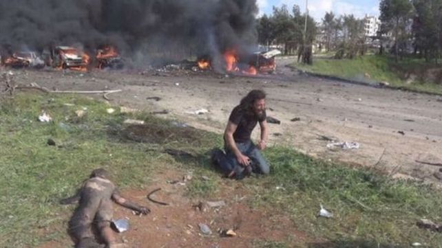 La brutalidad de la guerra en Siria en el llanto de un fotógrafo que no pudo salvar a un chico