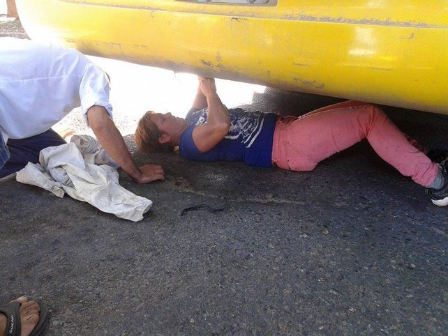 Rápido. El arreglo que hizo esta mujer llevó alrededor de cinco minutos. Para volver a la casa de sus familiares en Alto Verde abordaron el mismo coche.
