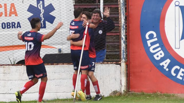 Turco goleador. Antonio Kaial anotó el primero de Central Córdoba y recibe el saludo de Osella