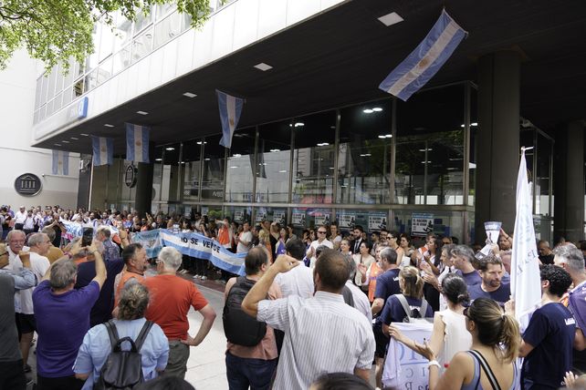 Masiva protesta en el cruce de las peatonales San Martín y Córdoba. El Nación no se vende