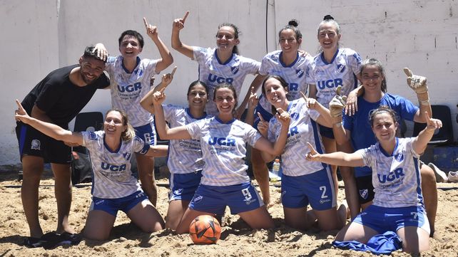 Las jugadoras de Argentino celebran el gran triunfo sobre Ferro que las consagró campeonas.