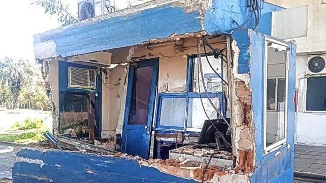 La cabina perdió una de sus paredes tras el golpe.