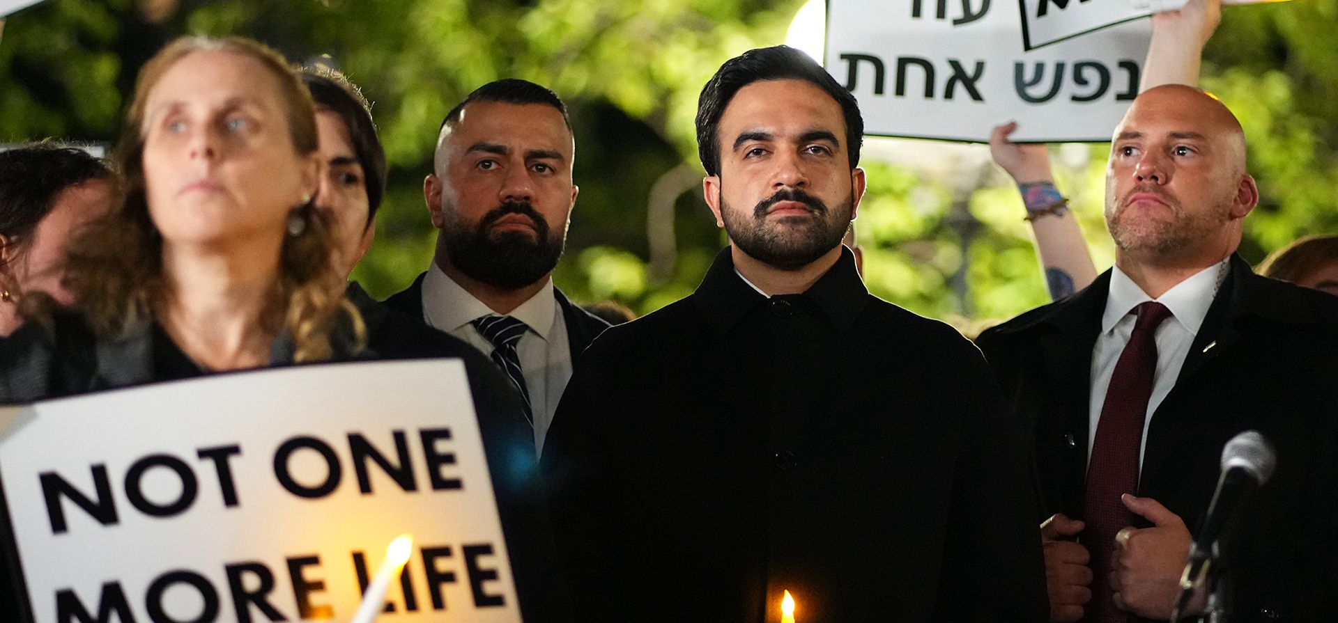 El alcalde de la ciudad de Nueva York, Zohran Mamdani, asiste a una vigilia que conmemora el tercer aniversario de los ataques del 7 de octubre contra Israel el miércoles 7 de octubre de 2026 en Nueva York. (Foto AP/Frank Franklin II) El alcalde de la ciudad de Nueva York, Zohran Mamdani, asiste a una vigilia que conmemora el tercer aniversario de los ataques del 7 de octubre contra Israel el miércoles 7 de octubre de 2026 en Nueva York. (Foto AP/Frank Franklin II)