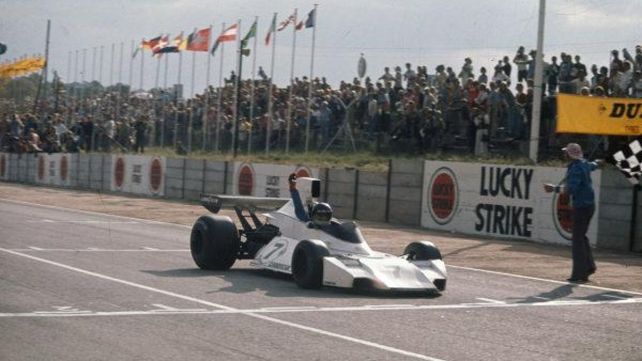 Brazo en alto. El Brabham BT44 llega a la meta y Lole Reutemann celebra. De la tristeza del 17 de Octubre al primer triunfo en Kyalami en la Fórmula 1.