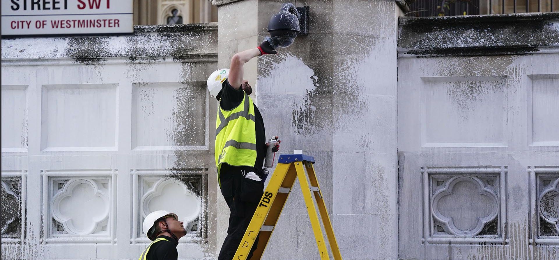 Trabajadores limpian pintura afuera de las Casas del Parlamento en Londres después de que activistas de Animal Rebellion, un movimiento por la justicia animal y climática, organizaron una protesta y arrojaron pintura el miércoles 7 de septiembre de 2022.