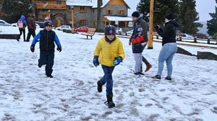 El temporal de nieve llegó al centro de Bariloche y con medio metro en los barrios