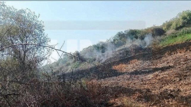 Videos y Fotos: Bomberos combaten el fuego en la Isla Puente