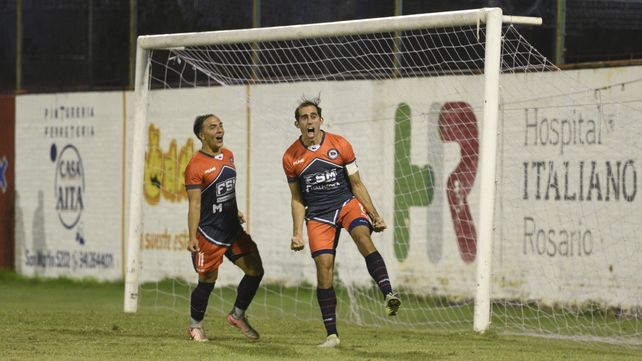 Capitán y goleador. Paulo Killer marcó el tercer tanto de Central Córdoba ante El Porvenir y lo festeja con Facundo Marín. &nbsp;