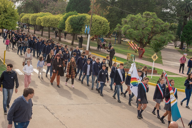 Todas las instituciones de Chovet desfilaron en el centenario de la fundación de Chovet.