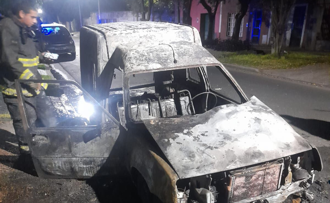 Destrucción total. La camioneta Renault Express incendiada este martes en Cullen al 700. 