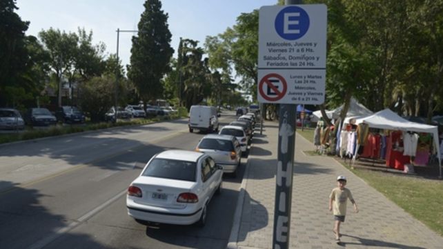 Más facilidad para comprar o tomar algo. Los coches pueden estacionar paralelos al cordón.