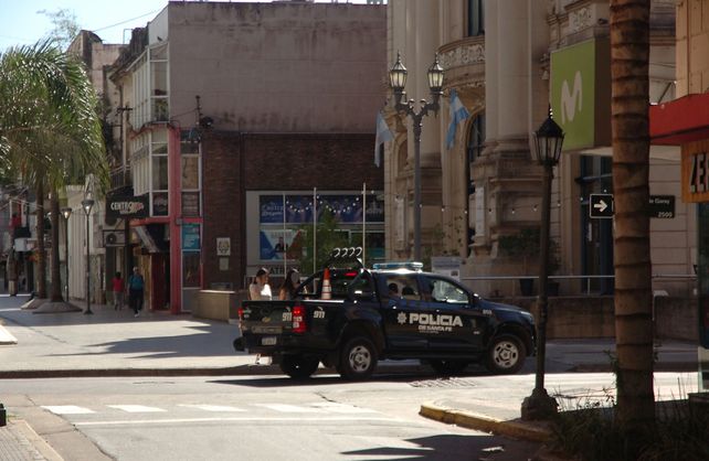 A los policías que hagan teletrabajo por no estar vacunados se les sacará el arma reglamentaria