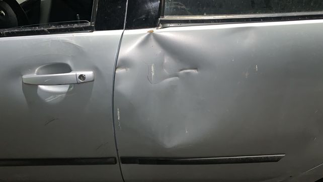 Un auto quedó destruido por los hinchas de Newell's.