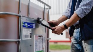 El uso de envases reutilizable de mil litros en el campo reduce hasta un 95% el uso de plástico