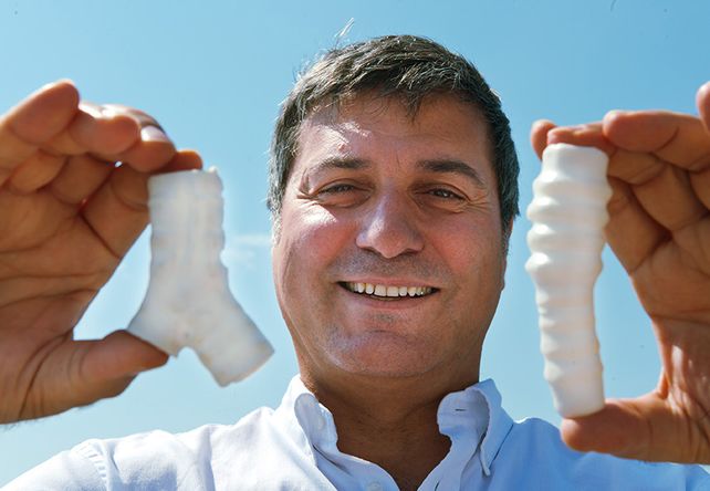 Investigado. El especialista en trasplantes de tráquea Paolo Macchiarinni fue apañado por dos miembros del Nobel.