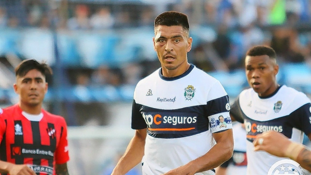 Paolo Goltz presiona para llegar a Colón y se dice que habría manifestadi que si Gimnasia no lo libera podría abandonar el fútbol.