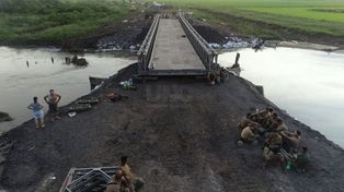 Se colocó el puente y este lunes estaría habilitado el tránsito en la ruta Nº1