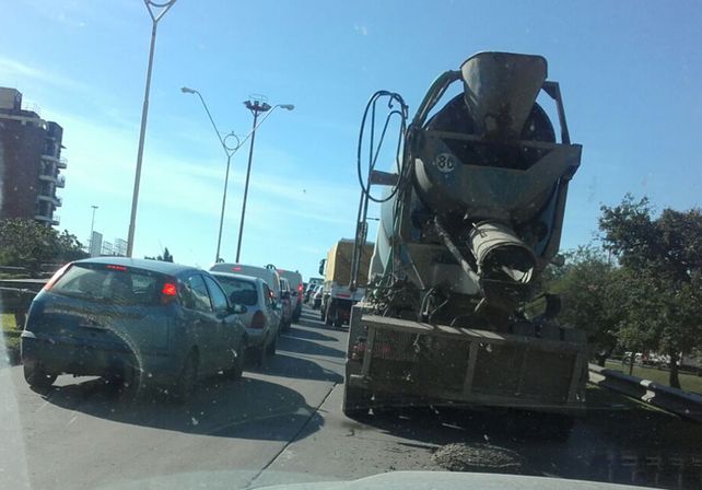 Volcó un camión en la Bajada Distéfano y produjo un caos vehicular en la ruta 168