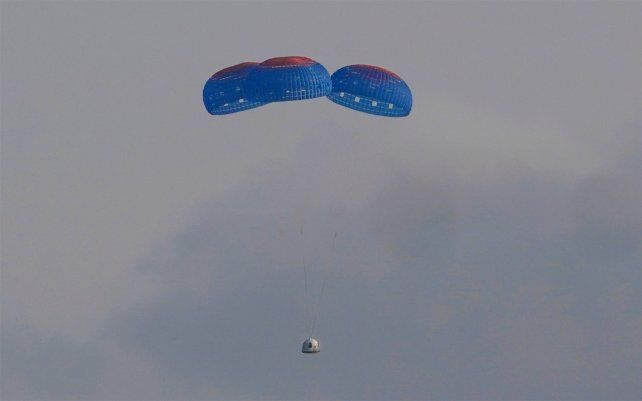 La cápsula New Shepard de Blue Origin se lanza en paracaídas de manera segura hasta el área de lanzamiento con los pasajeros Jeff Bezos, fundador de Amazon y la compañía de turismo espacial Blue Origin, hermano Mark Bezos, Oliver Daemen y Wally Funk.