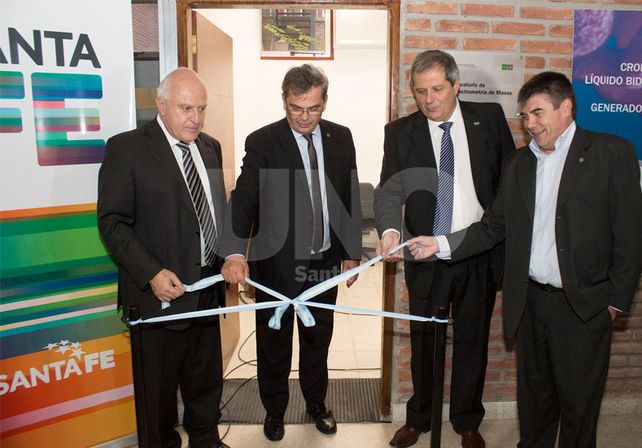 Inédito. Con la presencia del gobernador y el rector de la UNL se presentó el súper lector de moléculas.