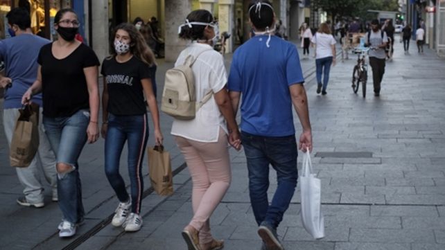 Con bolsas en la peatonal. La apertura comercial rige en Rosario desde hace unas dos semanas.