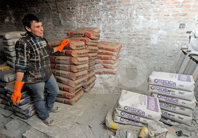 Escasez. En algunos galpones quedan bolsas de cemento Portland. El Plasticor está en falta. UNO de Santa Fe/Manuel Testi