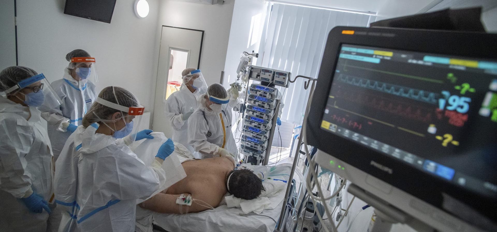 Médicos y enfermeras con equipo de protección atienden a un paciente con ventilador en la unidad de cuidados intensivos del Hospital Szent Laszlo que trata a pacientes con COVID-19 durante le rebrote de una nueva cepa Omicron en Budapest, Hungría. Foto: AP