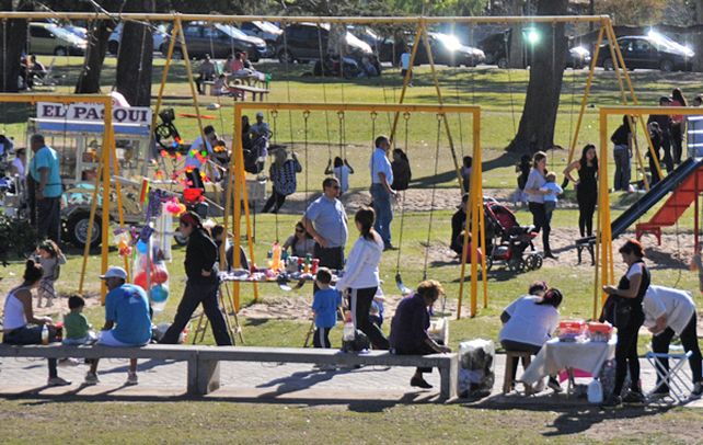 A full. El parque Alem se llenó de público. La zona estuvo atestada de gente que concurría a diversos eventos.