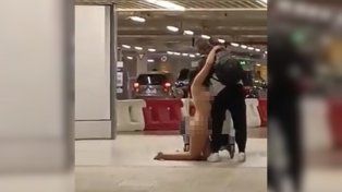 Mezcló hongos con alcohol, se desnudó en el aeropuerto de Chile y atacó a pasajeros