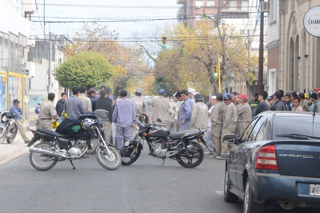 Obreros afiliados a Sitic cortaron el tránsito en reclamo por despidos