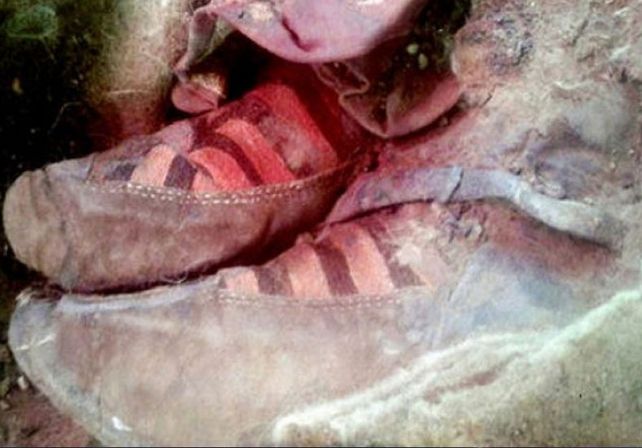 Polémica por el calzado de una momia por el parecido con las zapatillas de las tres tiras
